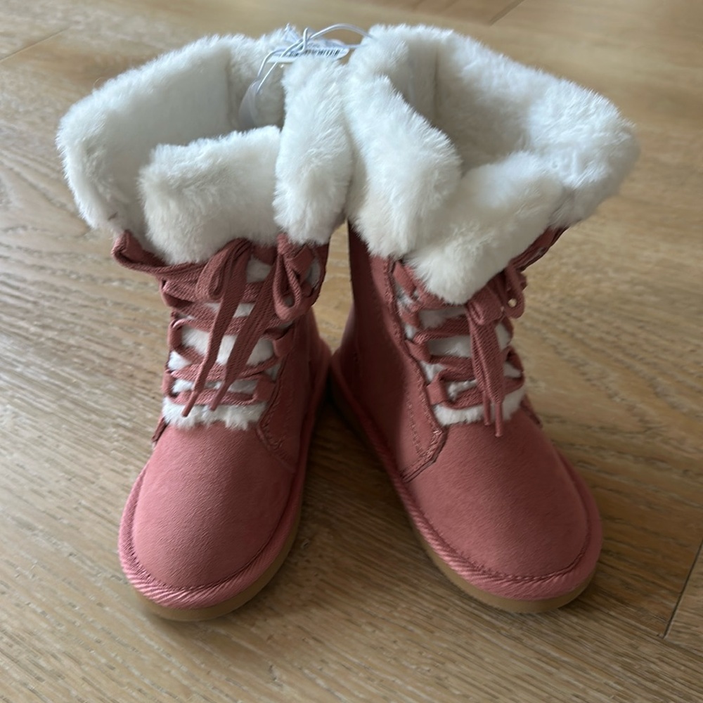 ***NEW*** size 9 fur boots